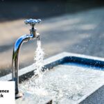Wasserhahn im Freien, aus dem Wasser herausplätschert