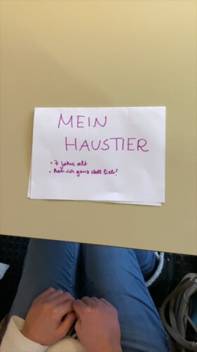 Zettel, auf dem in Handschrift "Mein Haustier" geschrieben steht