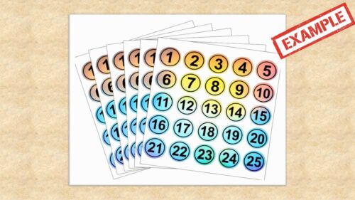 Zettel mit Nummern, die von 1 bis 25 reichen