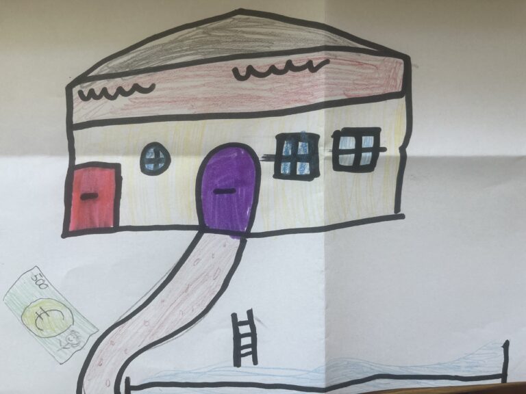 Haus mit Flachdach, drei Fenstern und einer violetten Tür, zu der ein Weg führt